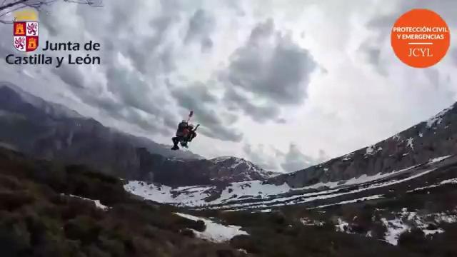 Imagen del momento del rescate de la montañera herida en León.