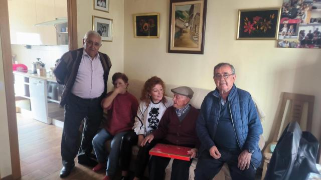 José recibiendo el homenaje en su domicilio.