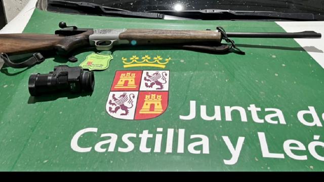 Visor y rifle decomisados por los agentes medioambientales