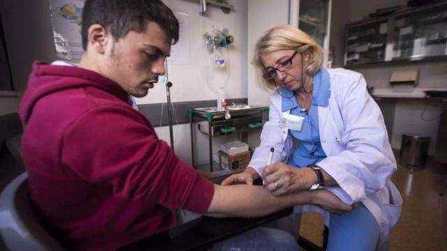 Imagen de archivo de pruebas de alergia a un paciente en el Hospital Reina Sofía de Córdoba.