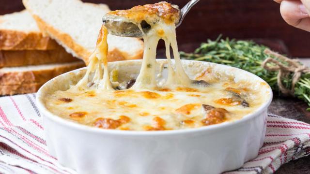 Los mejores quesos para fundir y gratinar en la freidora de aire (o en el horno)
