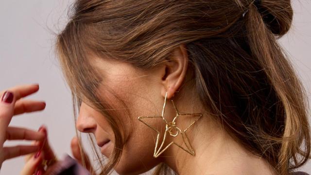 Modelo de Dosprimeras con un diseño de la colección de invitadas.