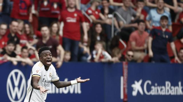 Vinicius protesta durante el Osasuna - Real Madrid de Liga