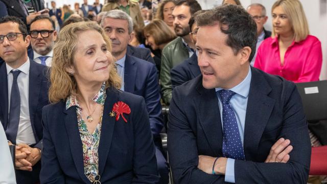 La infanta Elena y el alcalde de Toledo, Carlos Velázquez, este lunes en la capital regional. Foto: Javier Longobardo