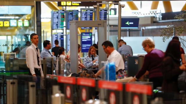 Varios pasajeros en la zona de embarque del aeropuerto Adolfo Suárez Madrid-Barajas.
