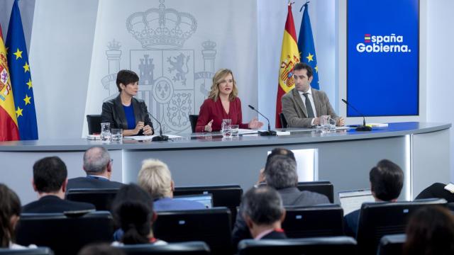 (I-D) La ministra de Vivienda y Agenda Urbana, Isabel Rodríguez; la ministra de Educación, Formación Profesional y Deporte, Pilar Alegría, y el ministro de Economía, Comercio y Empresa, Carlos Cuerpo, durante una rueda de prensa posterior a la reunión del Consejo de Ministros, en el Palacio de la Moncloa, a 19 de marzo de 2024, en Madrid (España).