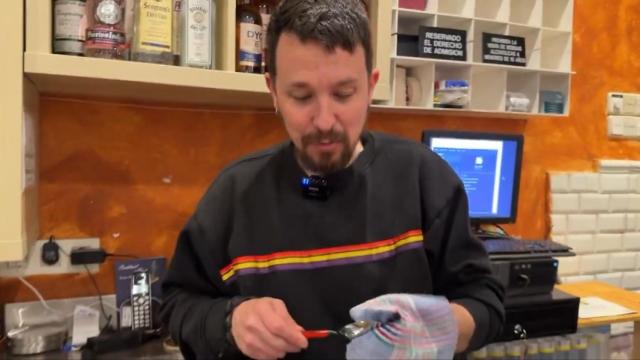 El ex vicepresidente del Gobierno Pablo Iglesias en su nuevo bar de Lavapiés.