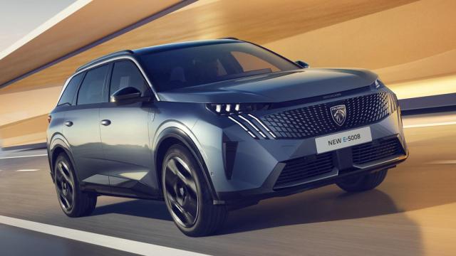 El Peugeot E-5008 es un SUV eléctrico (también hay versiones híbridas) con capacidad para hasta siete plazas.