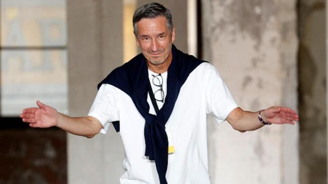 Dries Van Noten despidiéndose en un desfile.
