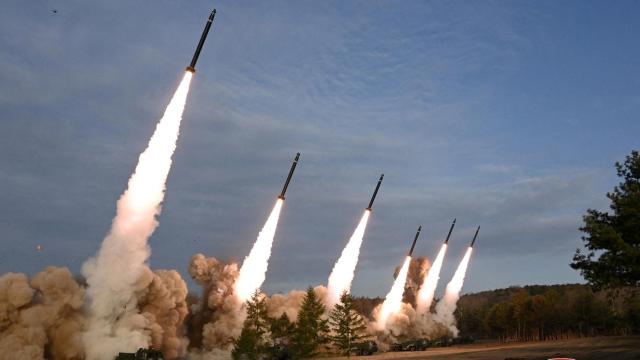 Lanzamiento de 6 misiles KN-25 de Corea del Norte