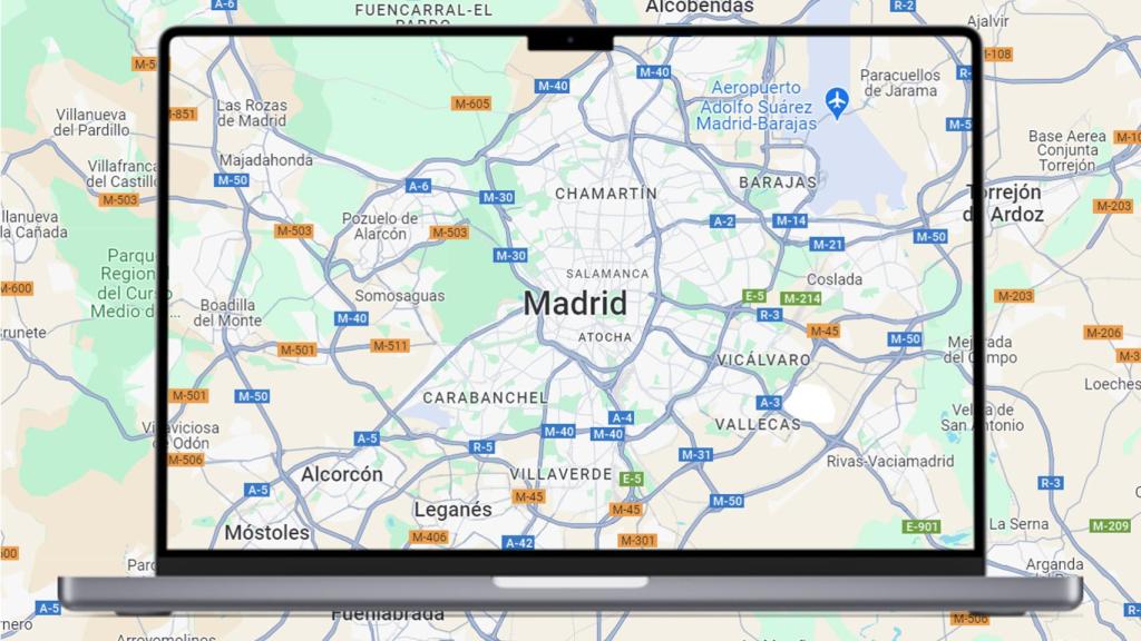 Fotomontaje con un mapa de fondo y un Mac de Apple.