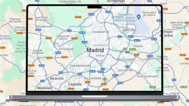 Fotomontaje con un mapa de fondo y un Mac de Apple.