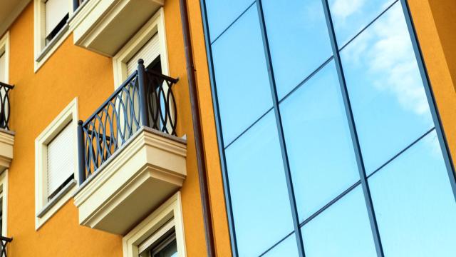 Adiós a las cortinas: el invento que arrasa en España para que no te vean los vecinos y no pierde luz