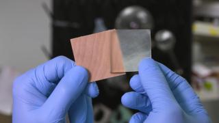 Un trozo de madera y otro de madera transparente.