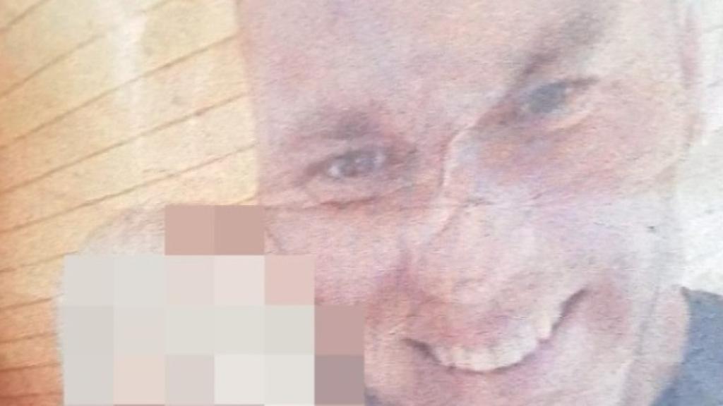 A la izquierda, la casa en la que mató a las niñas. A la derecha, Cristian con una de ellas en las manos.