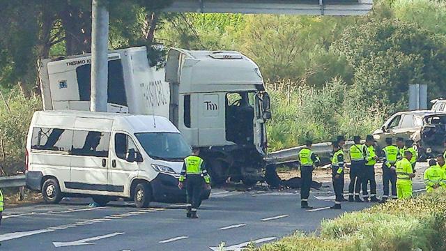 Agentes de la Guardia Civil en el lugar del siniestro.