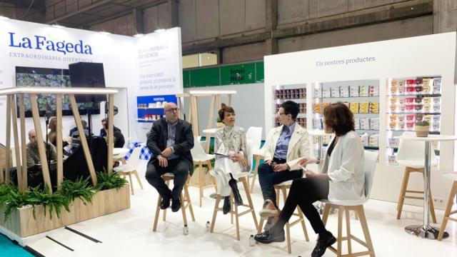 De izquierda a derecha: Francesc Galí, director Comercial y de Marketing de La Fageda; Eva Cuello, responsable del área de Calidad de Alimentación del Hospital Clínic; Carme Ruscalleda, chef; y Eva Torrents, directora de Relaciones Institucionales y de Comunicación de La Fageda.