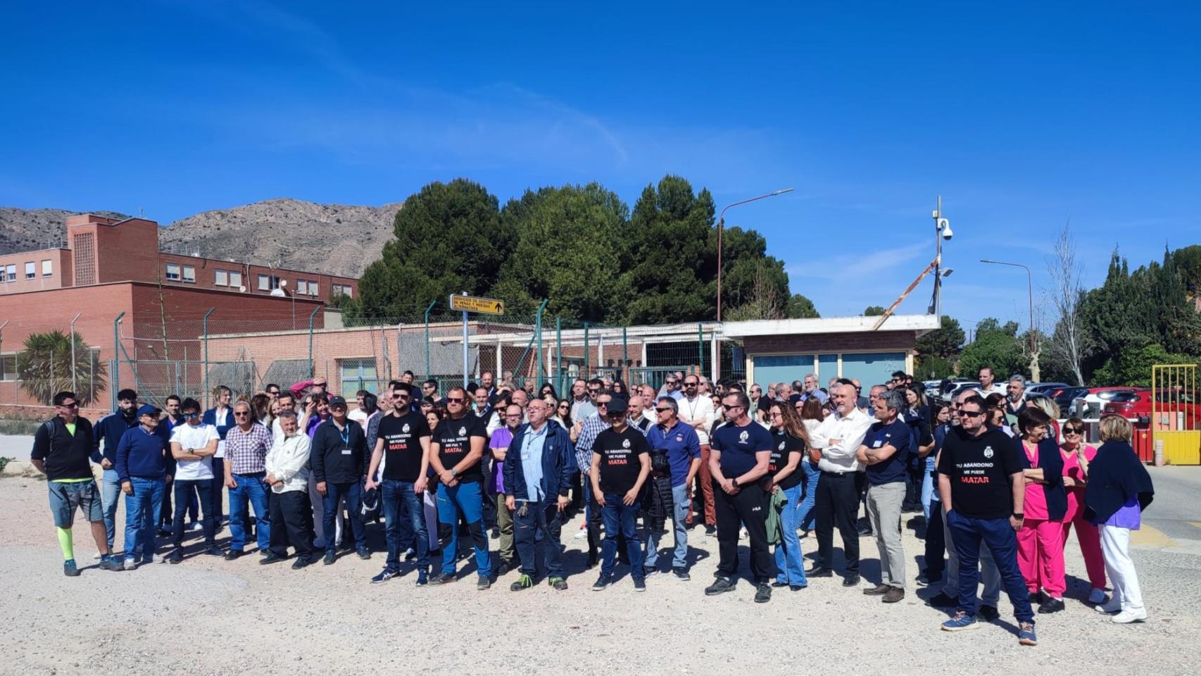 Concentración de los trabajadores en el recinto de Fontcalent en 2024 tras el asesinato de una cocinera por un preso en una prisión de Tarragona.