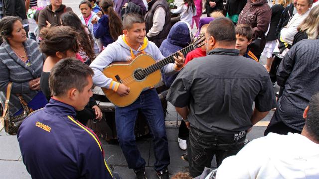 Un centenar de gitanos franceses en su peregrinación a La Virgen del Camino