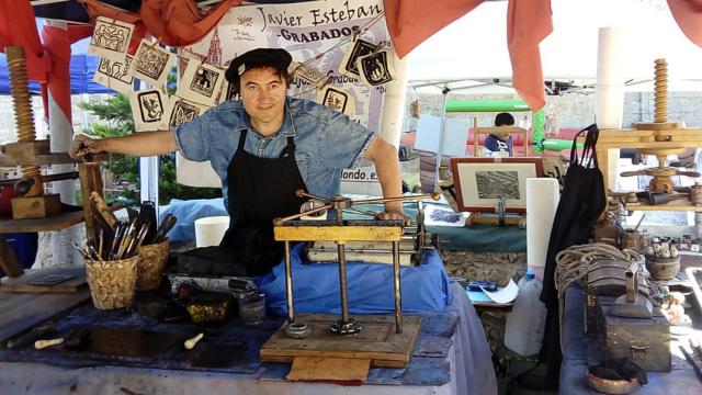 Javier con sus grabados