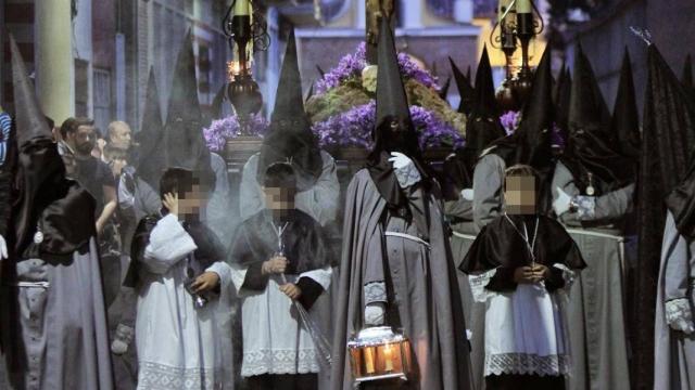 Cofradía Penitencial de la Sagrada Pasión de Cristo durante una procesión