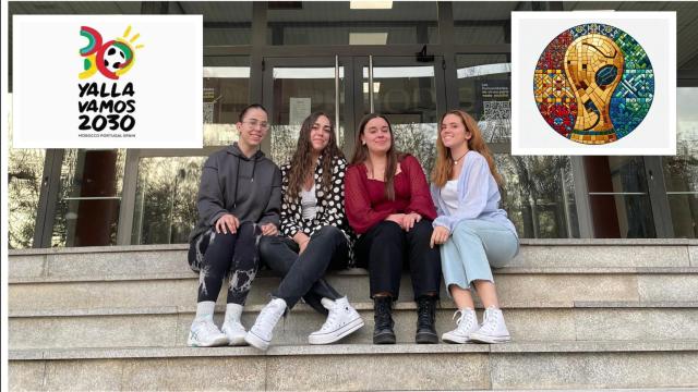 Andy Vaquero, Alba Martínez, Selena San José y Marina Lajo posan en la entrada de la Facultad de Periodismo