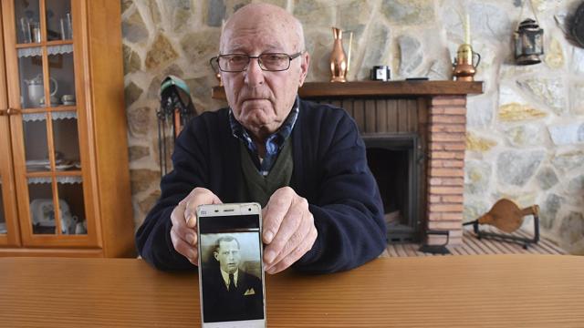 Antonio con una foto de su padre Casimiro, asesinado en 1936