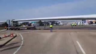 Tres camiones de palas eólicas colapsan la N-601