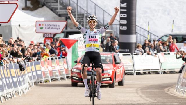 Tadej Pogacar celebra su victoria en Port Ainé en la Volta Catalunya.