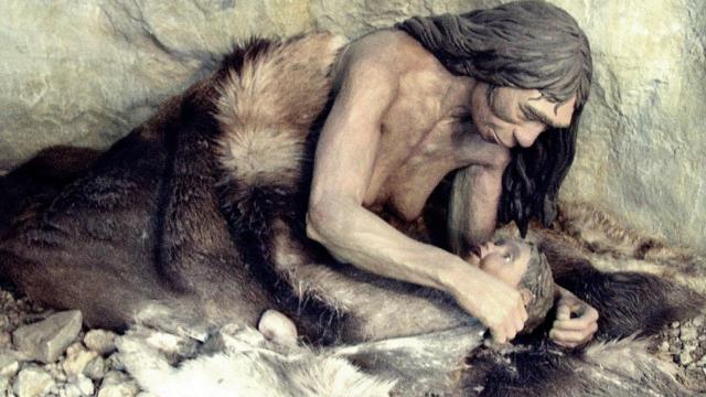 Una madre neandertal arropa a su hijo. Athropos Pavilion