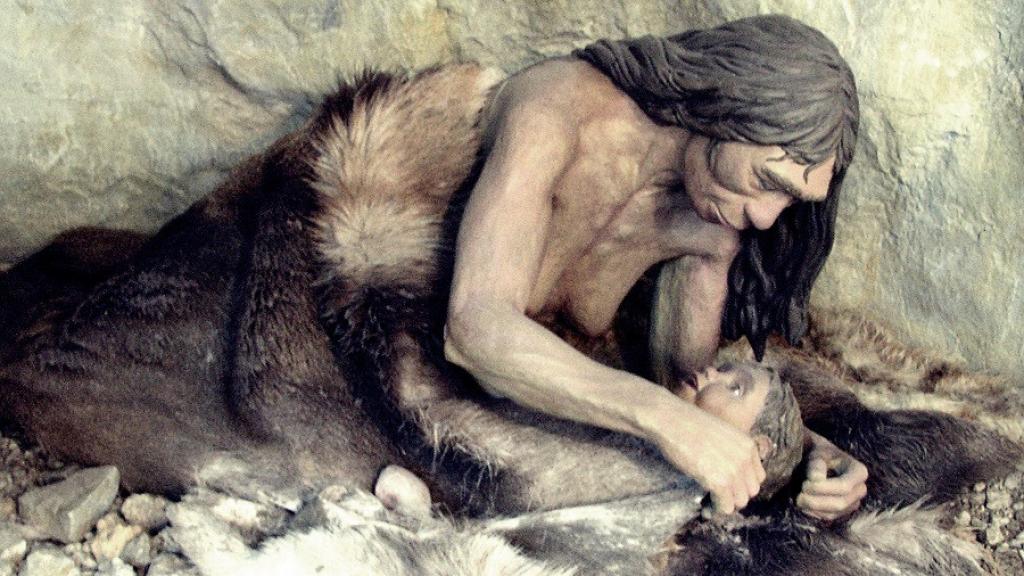 Una madre neandertal arropa a su hijo. Athropos Pavilion