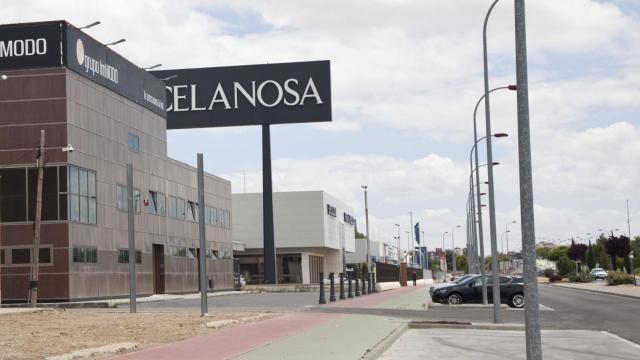 Una zona comercial y de negocios.