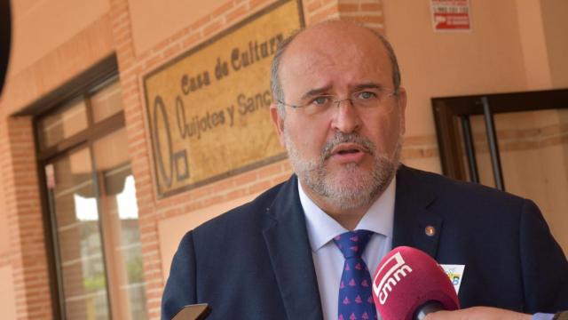 El vicepresidente de Castilla-La Mancha, José Luis Martínez Guijarro, este miércoles en Villamayor de Santiago (Cuenca)