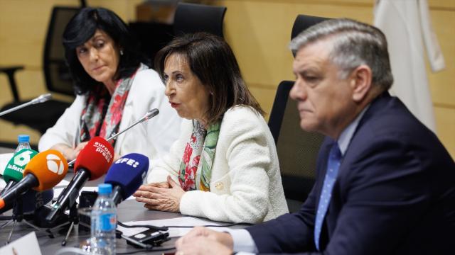 La directora del CNI, Esperanza Casteleiro; la ministra de Defensa, Margarita Robles; y el secretario general del CNI, Arturo Relanzón, en la sala de crisis del Centro.