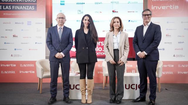 Miguel Ángel García, investigador asociado de la Fundación de Economía Aplicada (Fedea); Noelia F. Aceituno, redactora de Invertia; Elisa Ricón, directora general de Inverco y Gregorio Gil de Rozas, director del Observatorio Actuarial de Previsión Social del Instituto de Actuarios Españoles en el IV Observatorio de las Finanzas de EL ESPAÑOL-Invertia.