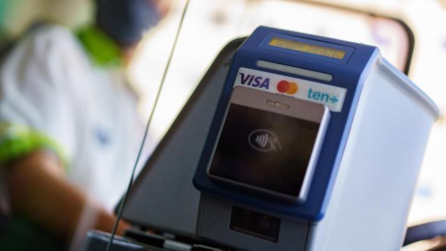 Pago con tarjeta en autobuses de Titsa, la compañía responsable del transporte público por esta vía en la isla de Tenerife.