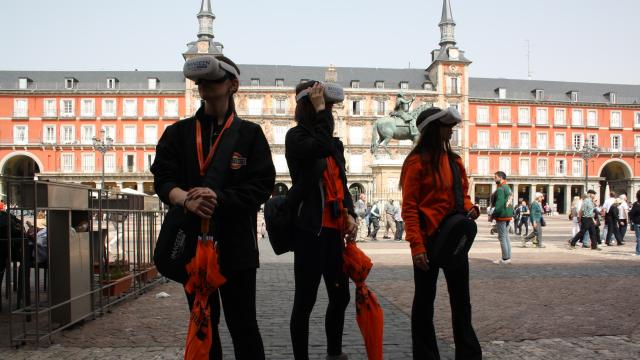 Tres mujeres realizan la nueva experiencia con gafas de realidad virtual en la Plaza Mayor.