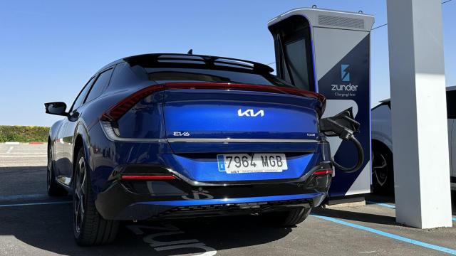 Kia EV6 en un punto de recarga de Zunder.
