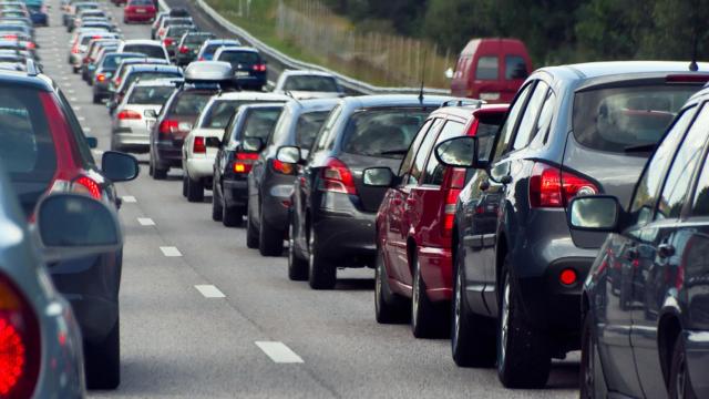 Coches circulando por la carretera.