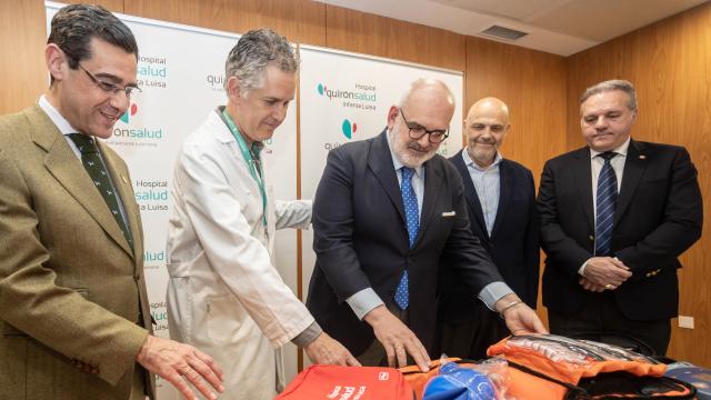 Momento de la entrega del material sanitarios a los representantes de hermandades de Triana en el centro Infanta Luisa de Quirónsalud.