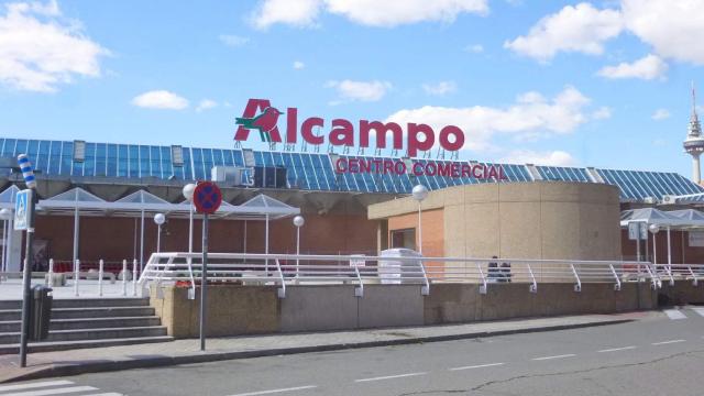 Fachada de un establecimiento de Alcampo.