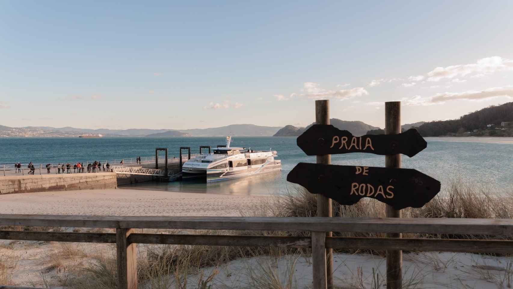 El barco de la Naviera Mar de Ons llegando a Cíes.