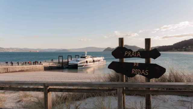 El barco de la Naviera Mar de Ons llegando a Cíes.