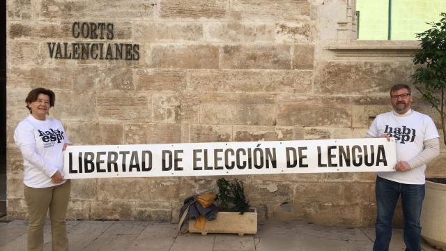 Representantes de Hablamos Español en una imagen de archivo frente a las Cortes Valencianas. EE