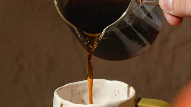 La nueva cafetería que trae a Valencia un espacio donde sentarse a leer, escuchar vinilos o hacer cerámica