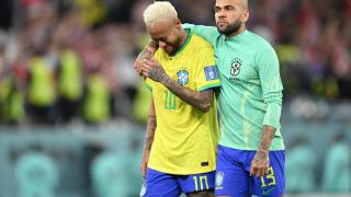 Dani Alves consuela a Neymar tras la eliminación de Brasil en el Mundial de Qatar 2022.