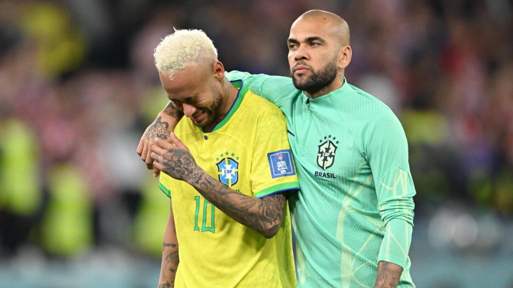 Dani Alves consuela a Neymar tras la eliminación de Brasil en el Mundial de Qatar 2022.
