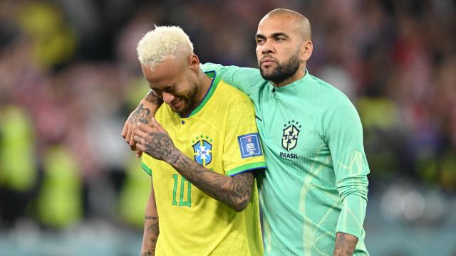 Dani Alves consuela a Neymar tras la eliminación de Brasil en el Mundial de Qatar 2022.