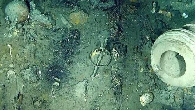 Espada, cañón y otros objetos localizados en el pecio del 'San José'.