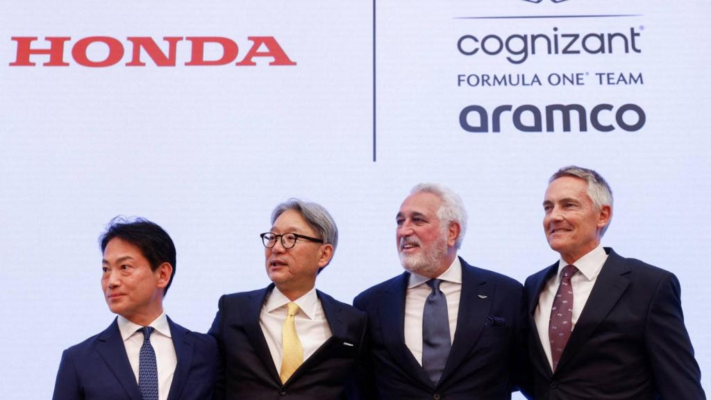 Toshihiro Mibe, director ejecutivo de Honda Motor, Koji Watanabe, presidente de Honda Racing, Lawrence Stroll, presidente de Aston Martin y Martin Whitmarsh, director ejecutivo de Aston Martin Performance Technologies